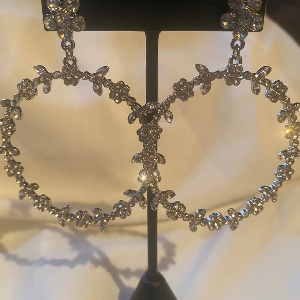 Silver flower hoop earrings - Picture 8 of 8